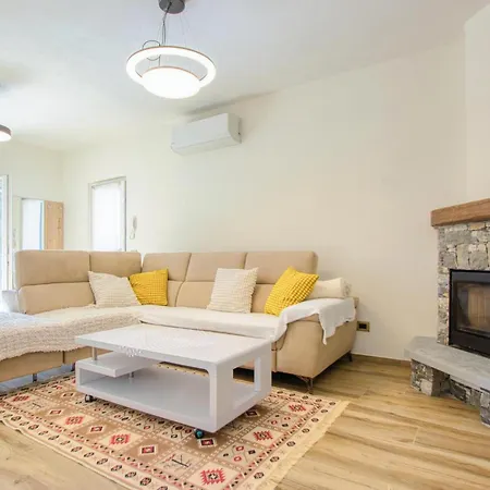 1 Bedroom Lovely In דירה